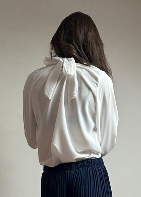 Blouse met hoge kraag en strikdetail op de rug