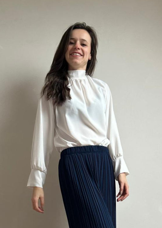 Blouse met hoge kraag en strikdetail op de rug